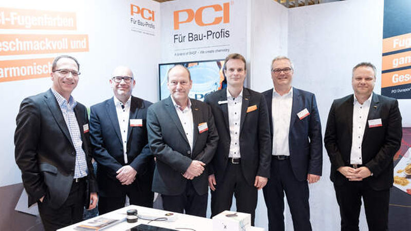 Alexander Herr, Category Manager Fliese bei der SGBDD, am Stand der PCI, vertreten durch Gebietsleiter Stephan Owsianski, Dirk Waratinski, Außendienst, Thorsten Leppler, Produktmanager Fliesenverlegesysteme PCI Europa, Christian Kemptner, Abteilungsleiter Marketing Kommunikation PCI Europa, und Oliver Heuser, Fachberater im Außendienst (von links).<br><br><br>