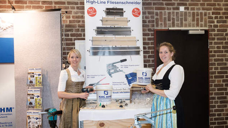 Am Stand von Karl Dahm gab es genug Werkzeug(infos) für Fliesenleger, wie Carolin Heuckmann-Wiesinger (links), Marketingleiterin und Prokuristin, und Felizitas Heuckmann, Einkaufsleiterin und Prokuristin, zeigten.