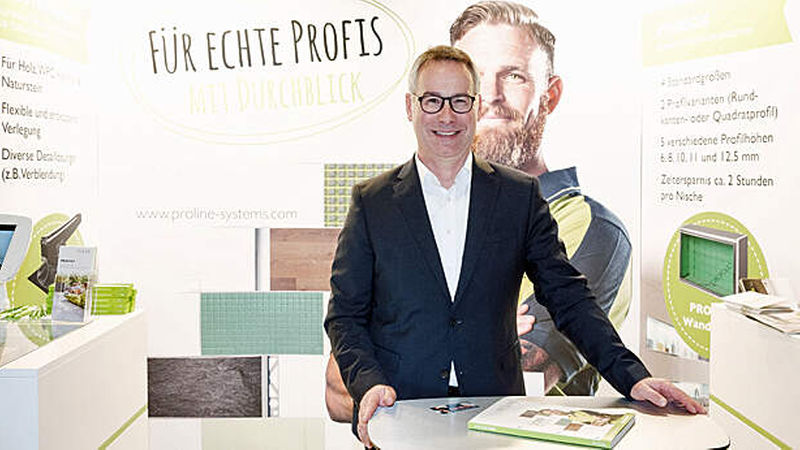 Frank Sommer, Gebietsverkaufsleiter Bereich Fliese für das Gebiet Baden-Württemberg, am Proline-Stand 