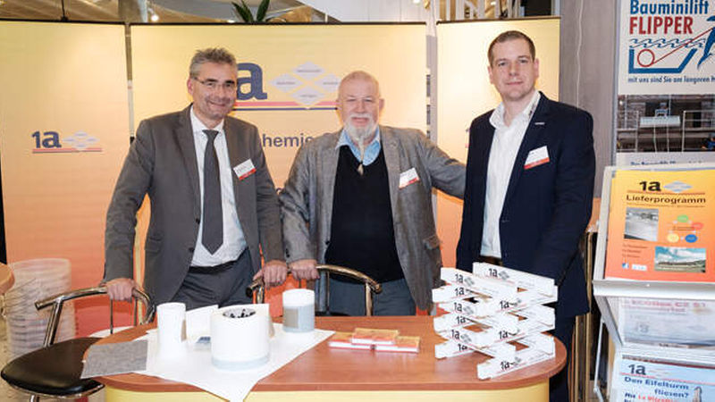 Treffen jedes Jahr genau ihre Zielgruppe beim FORUM an: Heinz-A. Stiege (Mitte), Geschäftsführer 1a Bauchemie, Prokurist Günter Pleus (rechts) und Vetriebsaußendienstler Manuel Lubina.  
