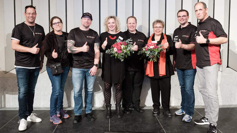 Daumen hoch für die Fliesen und Platten-Sportwerker-Staffel mit Oliver Schweizer (links), Monika Lambertz (2. von links) und Thorsten Meusel (3. von links) – ausgelobt von F+P mit Sabina Grafen (3. von rechts) und Nicole Bitter (4. von links) sowie den Sportwerker-Gründern Thomas Meßner (rechts), Andreas Max (2. von rechts) und Frank Roß (4. von rechts)