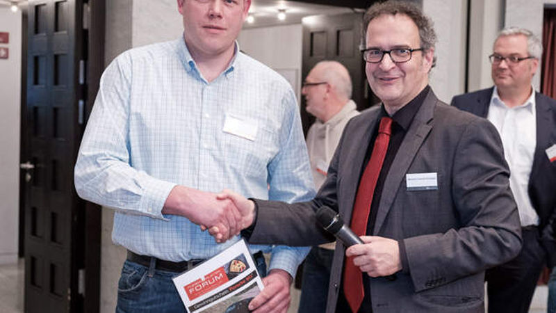 Fliesenlegermeister Andreas Terwey (links), Deutscher Meister 1995, gewann den Wettbewerb und damit einen Tag mit einem Porsche 911. Den monetären Gegenwert spendete er anschließend dem Kinderhospiz Regenbogenland in Düsseldorf, für das „unsere“ Sportwerker Spenden einsammelten.