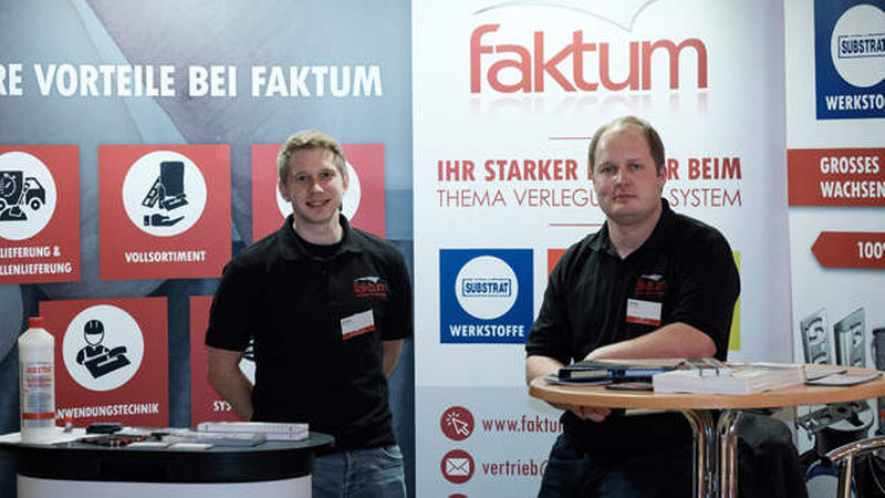 Patrick Neumann (links), Verkauf, und Lukas Fornalik, Anwendungstechnik, erklärten alles rund um die neuen Produkte von Faktum.