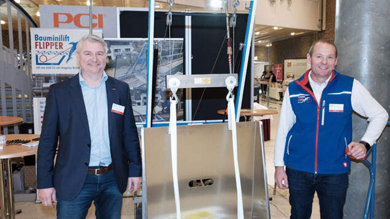 Alexander Richter (rechts) entwickelte den Bauminilift, den er zusammen mit Thomas Bolduan auf dem FORUM zeigte.