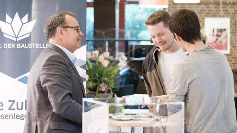 Fachgespräch: Peter Blanke (links) mit den Deutschen Meistern Janis Gentner und Cedrik Knöpfle (rechts)