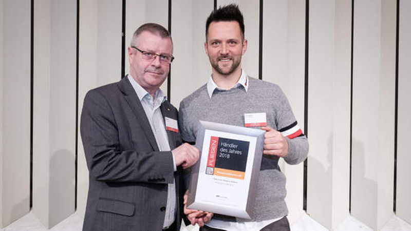 Vom Mitarbeiter angemeldet, freute sich Jan Kempf (rechts) tierisch über den ersten Rang für Fliesen Kempf in der Kategorie Medium – und nahm spontan Hans Strauß von Mapei mit aufs Siegerfoto. 