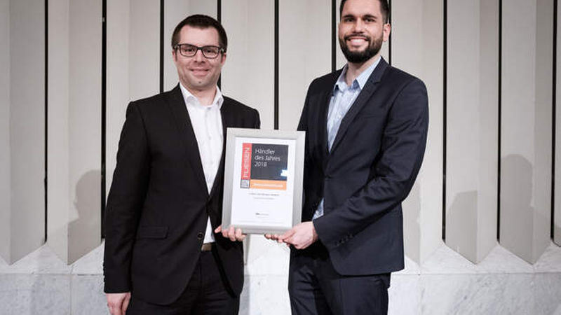 Andreas Fragasso (rechts), Fachberater Fliese, und Thomas Raab, Geschäftsleiter HBM Württemberg, strahlten über den dritten Platz für Raab Karcher in Reutlingen in der Kategorie Medium.
