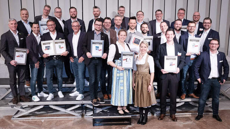 Aristoteles: „Freude an der Arbeit lässt das Werk trefflich geraten.“ – Und so strahlten die Preisträger der ausgezeichneten „Produkte des Jahres 2018“ über ihre trefflichen Werke ... (Fotos: Henning Granitza) 