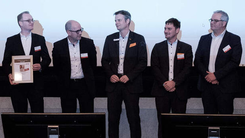 PCI-Geschäftsführer Marc C. Köppe, PCI-Gebietsleiter Stephan Owsianski, Thorsten Leppler, Produktmanager Fliesenverlegesysteme PCI Europa, Manuel Rez, Head of Marketing Management PCI Group, und Christian Kemptner, Abteilungsleiter Marketing Kommunikation PCI Europa (von links) mit der ersten Urkunde des Abends