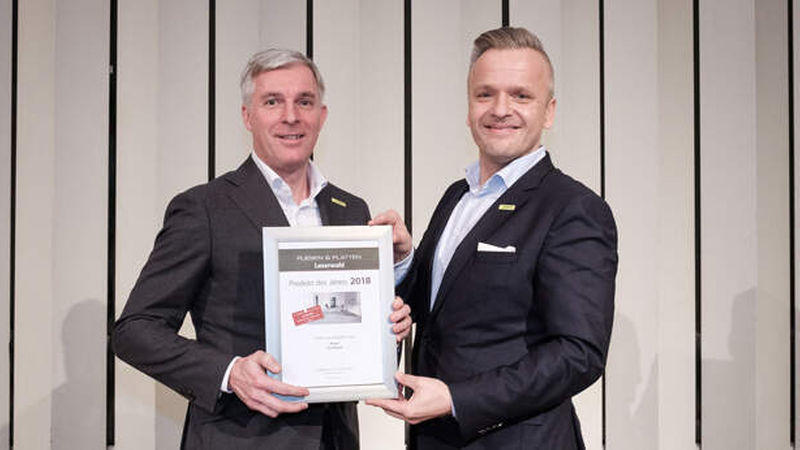Hatten in der Kategorie Fliesen das Siegertreppchen für sich alleine, da die Preisträger von Villeroy &amp; Boch Fliesen verhindert waren: Ströher-Geschäftsführer Patrick Schneider (links) und Marketingleiter René Skotarczyk. 