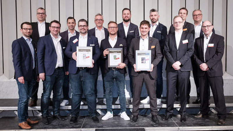 „Full house“ in der Kategorie Fliesenkleber/Mörtel: Robert Wagner, Leiter Kommunikation und Trademarketing bei Sopro, Joachim Fülle, Leiter Anwendungstechnik und Produktmanagement bei Codex, Sopro-Gebietsleiter Damian Tabor, Manuel Schwab, Verkaufsleiter Deutschschweiz bei Codex, Christian van Dielen, Gebietsverkaufsleiter Rhein-Ruhr bei Sopro, Andreas Knöchlein, Verlaufsleiter Nord bei Codex, Codex-Geschäftsführer Mario Meuler, Peter Busse, Verkaufsleiter NRW bei Codex, Manuel Rez, Head of Marketing Management PCI Group, Christian Becker, Teamleiter Süd/West bei Codex, PCI-Geschäftsführer Marc C. Köppe, Thorsten Leppler, Produktmanager Fliesenverlegesysteme PCI Europa, Christian Kemptner, Abteilungsleiter Marketing Kommunikation PCI Europa, und PCI-Gebietsleiter Stephan Owsianski (von links)