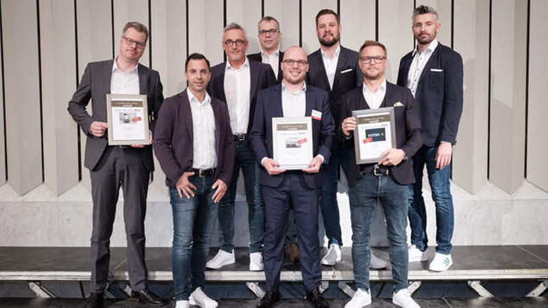In der Kategorie Software landete Codex mit Geschäftsführer Mario Meuler (2. von rechts), Christian Becker (rechts), Teamleiter Süd/West, Peter Busse (3. von rechts), Verkaufsleiter NRW, Joachim Fülle (Mitte), Leiter Anwendungstechnik und Produktmanagement, Andreas Knöchlein (3. von links), Verlaufsleiter Nord, und Manuel Schwab (2. von links), Verkaufsleiter Deutschschweiz bei Codex, erneut ganz vorn auf dem Siegerpodest. Visoft-Geschäftsführer Michael Nissler, (4. von rechts) freute sich über Rang zwei, Jörg Fritz (links), Key Account Manager Renovation bei Festool, über Platz drei.