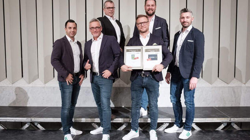 Auftritt Nummer zwei von Codex, mit zweiter Urkunde: Manuel Schwab, Verkaufsleiter Deutschschweiz, Andreas Knöchlein, Verlaufsleiter Nord, Joachim Fülle, Leiter Anwendungstechnik und Produktmanagement, Geschäftsführer Mario Meuler, Peter Busse, Verkaufsleiter NRW, und Christian Becker, Teamleiter Süd/West