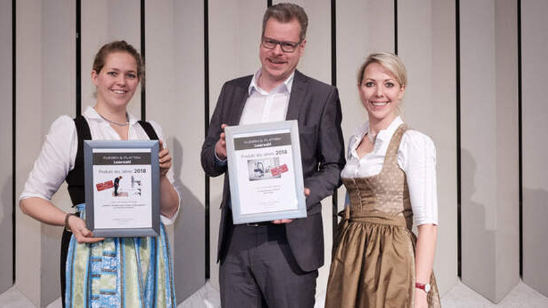 In der Kategorie Werkzeuge hat Festool die Wähler am meisten überzeugt, Jörg Fritz, Key Account Manager Renovation, nahm die Urkunde entgegen und wurde von Carolin Heuckmann-Wiesinger (rechts), Marketingleiterin und Prokuristin bei Karl Dahm, und Felizitas Heuckmann, Einkaufsleiterin und Prokuristin bei Karl Dahm, in die Mitte genommen. Die Vertreter von Bosch waren verhindert.