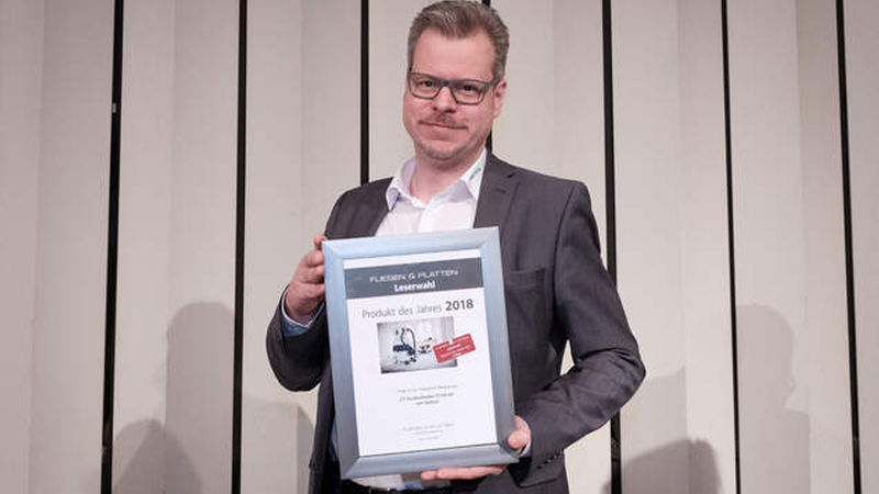 Jörg Fritz, Key Account Manager Renovation bei Festool, mit der Siegerurkunde in der Kategorie Werkzeuge