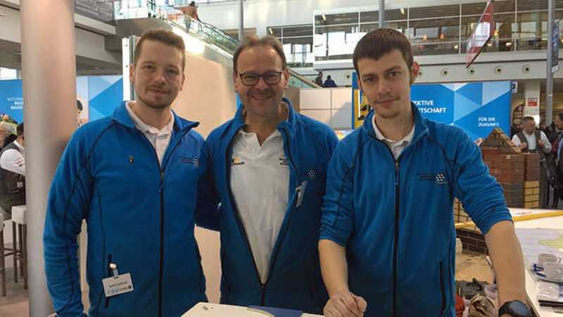 Cedrik Knöpfle (rechts) und Janis Gentner (links) trainierten mit dem Fliesen-Bundestrainer Roland Filkorn für die WorldSkills 2019 in Russland. (Foto: sg)