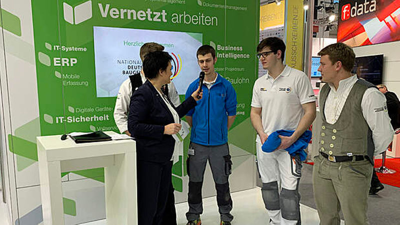 BRZ Deutschland unterstützt 2019 erstmals das Nationalteam des Deutschen Baugewerbes als Sponsor. Zum Startschuss der Zusammenarbeit fand in München ein Fototermin mit dem Nationalteam statt: mit dabei Fliesenleger Cedrik Knöpfle aus Löffingen (3. von rechts). (Foto: nb)