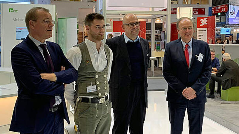 ZDB-Hauptgeschäftsführer Felix Pakleppa (links) war am BRZ-Stand ebenfalls zugegen, die Unterzeichnung des Kooperationsvertrags war einer der Programmpunkte dort. (Foto: nb)