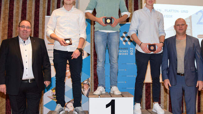 So sehen Sieger aus: Auf dem Podest stehen Matthias Rempel, Manuel Söhner und Julian Kersting (von links). Eingerahmt werden sie von Andreas Beyer (links) und Guido Riebsam (rechts). (Fotos: ZDB/Küttner) 
