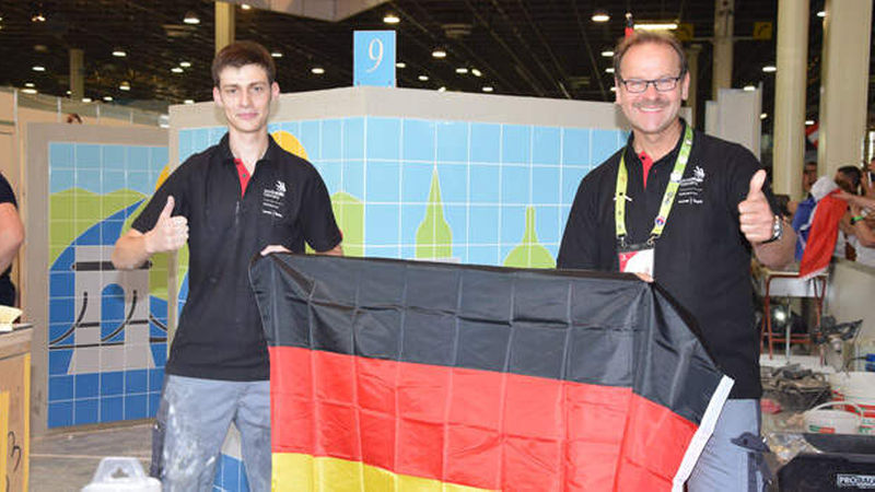 Beim Abpfiff zückten Roland Filkorn und Cedrik Knöpfle sofort die Fahne.     
