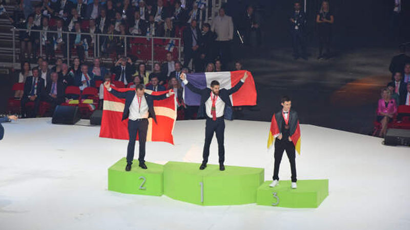 Siegerehrung: Nur der Franzos Julien Martinet (Mitte) und der Däne Samuel Birk Axelsen (links) landeten vor Cedrik Knöpfle.