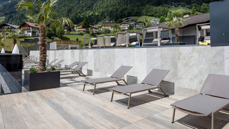 Am Skypool – im Bild das Produkt „Deckway“ in 30 x 240 Zentimeter – ist man dem Himmel nah.