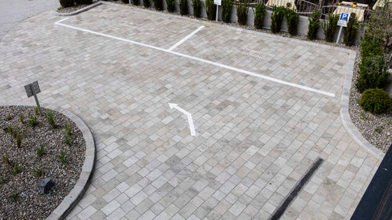 Einfahrt und Wendehammer sind keramisch verkleidet. (Fotos: Kronos)