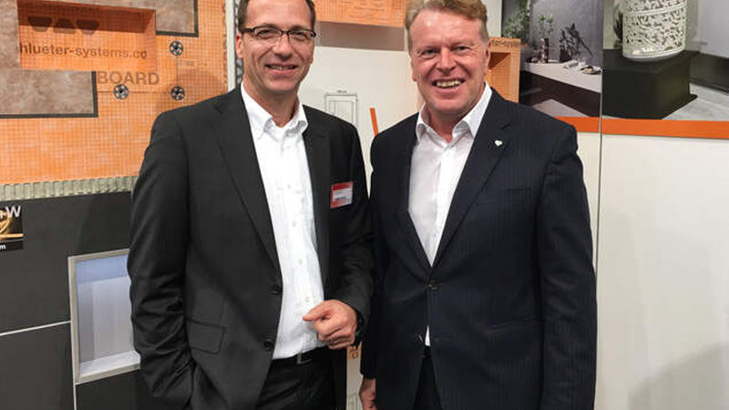Strahlende Gesichter auf dem Schlüter-Stand: Links Alexander Herr, Category Manager Fliesen bei SGBDD, und neben ihm Günter Broecks, Prokurist und Vertriebsleiter bei Schlüter-Systems