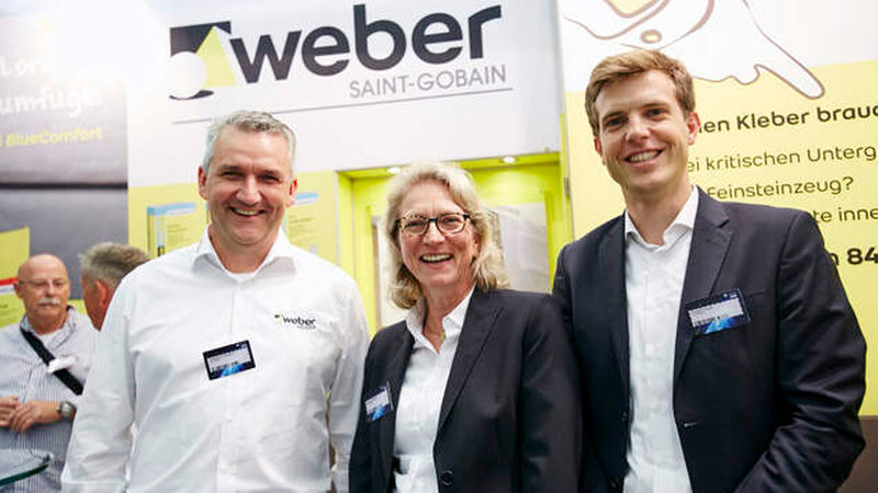 Das Saint-Gobain Weber-Team zeigte sich zufrieden mit der Preview: Links Waldemar Pietrasch, Produktmanager für Fliesenverlegesysteme, neben Sandra Wouters, Vertriebsleiterin Fliesen- und Bodensysteme, und Florent Pouzet, Vorsitzender der Geschäftsführung der Saint-Gobain Weber GmbH 