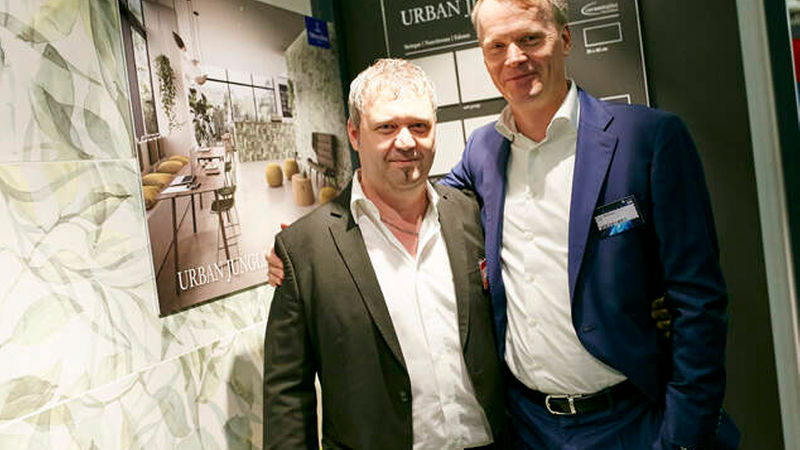 Zählt traditionell zu den Ausstellern: V&amp;B Fliesen. Im Bild sehen Sie links Christof Landhäußer, Keramundo Mannheim und Karlsruhe, mit Tom Waltasaari, Gesamtgeschäftsführer V&amp;B Fliesen