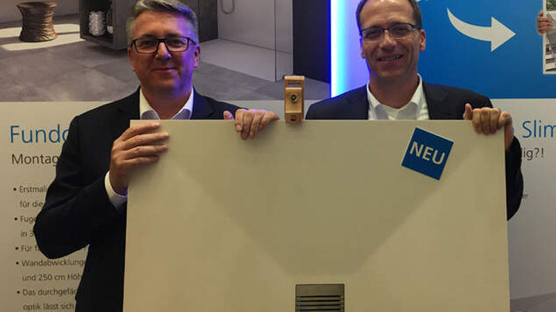 Wedi startete mit einer Markteinführung für SGBDD durch: „Fundo Top“ mit der Oberfläche aus Mineralguss ist eine Alternative zur Duschtasse. Im Bild sehen Sie links Thomas Seifert, Wedi-Vertriebsleiter Deutschland, und rechts Alexander Herr, Category Manager Fliesen bei SGBDD