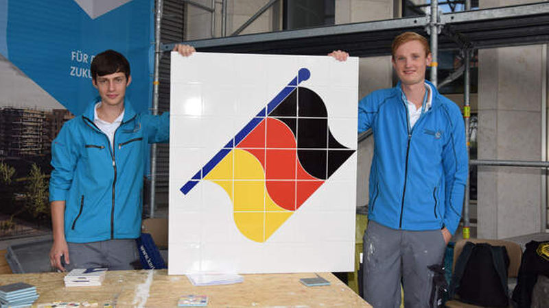 Cedrik Knöpfle und Tim Welberg mit dem Werkstück vom Tag der offenen Tür