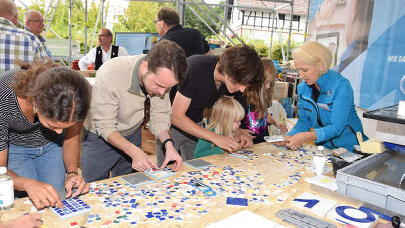 Mitmachecken gehörten zu den Highlights: An der Trainingsfläche von Cedrik Knöpfle konnten Kinder und Erwachsene kleine Fliesen-Mosaike legen.