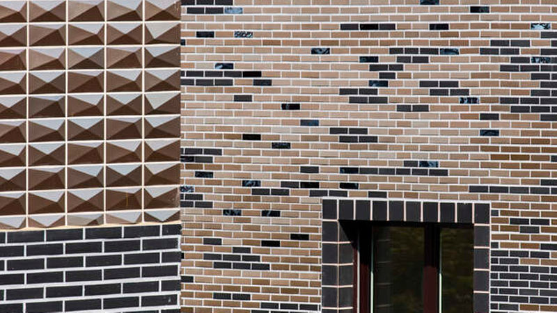 Das Licht verändert die Fassade je nach Tageszeit und dem Ablauf der Jahreszeiten.