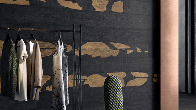 Die Farbe „Notte“ mit dem stilisierten Karpfen-Motiv „Koi“ (Foto: Refin)