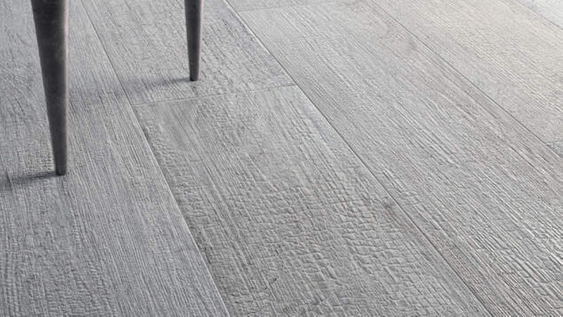 Die Oberfläche von „Kasai“ – im Bild „Fumo“ – zeigt die Struktur gebrannten Holzes. (Foto: Refin)