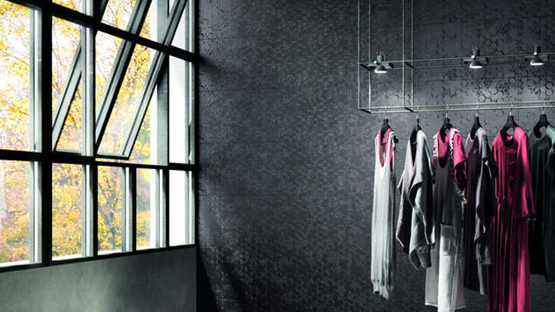 Das Dekor „Pizzo“ – hier im Farbton „Carbone“ – verkleidet stimmungsvolle Objekte. (Foto: Ragno)