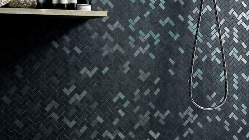 Das Mosaik „Bone“ zergliedert den Wandbereich. (Foto: Ragno)