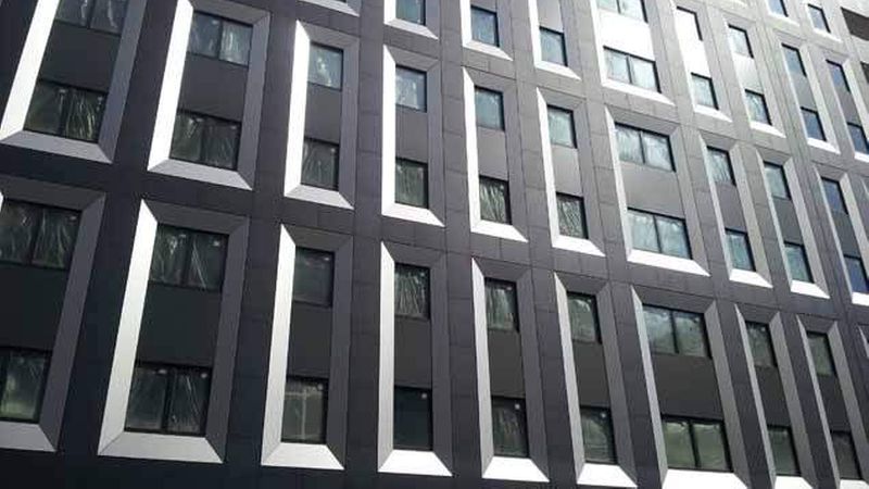 Die Rahmenkonstruktionen für die Fenster erstrecken sich über zwei Stockwerke und haben eine monumentale Ausstrahlung. 