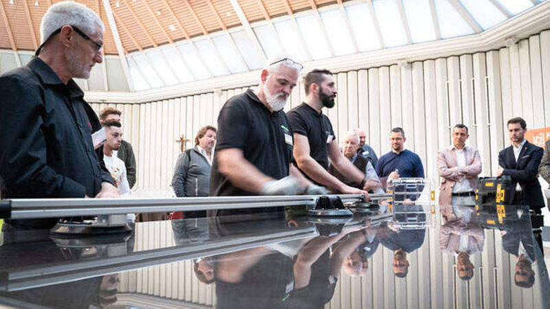 ... wechselten sich ab mit Action: Beim Praxisblock „XXL-Fliesen gekonnt bearbeiten“ von Mega Tile Solutions konnten die Teilnehmer selbst viele Kniffe ausprobieren.