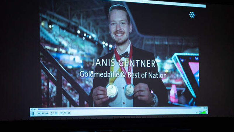 ... und andere Meister waren auch da, nämlich ein Weltmeister: WorldSkills-Sieger Janis Gentner und sein Mannschaftskollege Julian Kersting haben zusammen mit Nationaltrainer Roland Fillkorn das F+P Fliesen und Platten Forum besucht. WoldSkills Germany-Geschäftsführer Hubert Romer hat über den Wettbewerb berichtet.