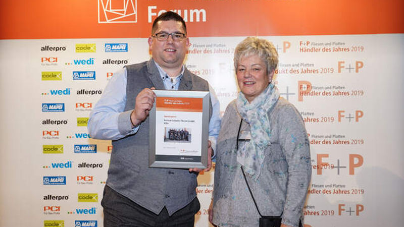 Bekommen für ihre Großformate-Ausstellung einen Sonderpreis: Geschäftsführer Robert Zirwes und seine Mutter Beatrix Zirwes von Fliesen Schmitz.