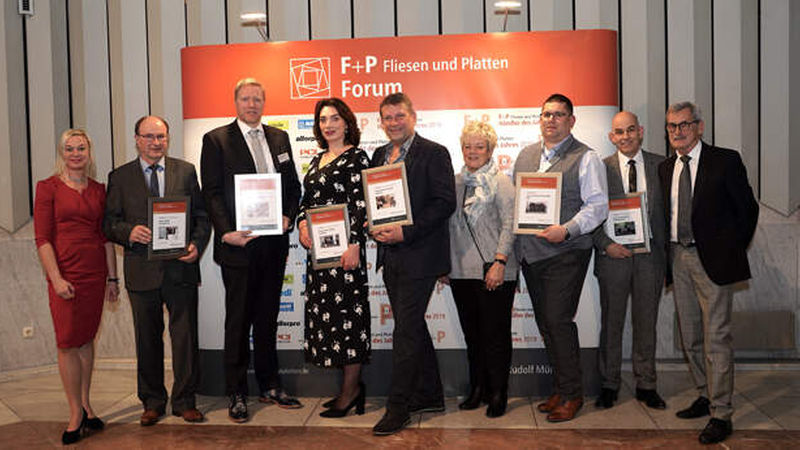 Fast alle Preisträger des „F+P Händler des Jahres 2019“ in den Kategorien Large und Medium: Kerstin Schukat, Leitung Badstudio, und Werner Großardt, Key Account Fliesen bei Leysser; Christoph Theißen, Geschäftsführer von Fliesen Theissen; Linda Wolski Fitzner, Geschäftsführerin von Fliesenerlebnis Wolski; Stefan Schlenker, Geschäftsführer von Schlenker Fliesen; Beatrix Zirwes und Geschäftsführer Robert Zirwes von Fliesen Schmitz; Geschäftsführer Oliver Stehle und Firmengründer und Geschäftsführer Guido Stehle von Fliesen Stehle (von links) (Fotos: Henning Granitza)<br>