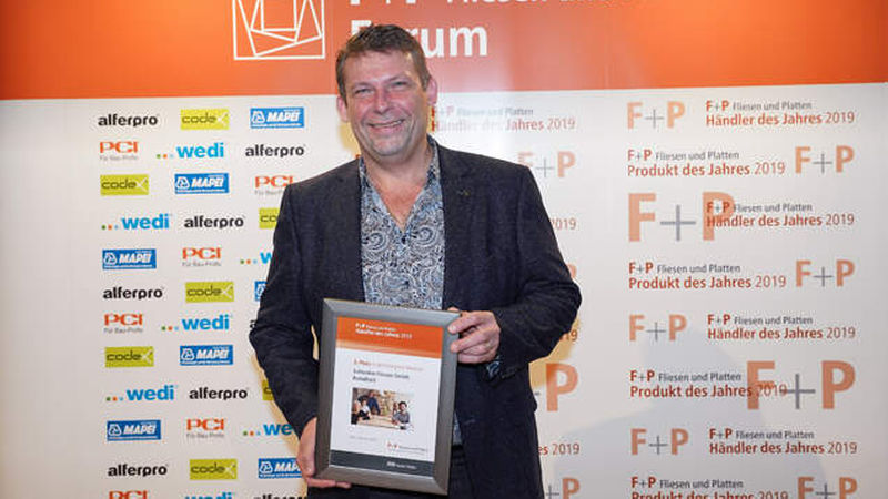 Geschäftsführer Stefan Schlenker holt den 2. Platz in der Kategorie Medium für Schlenker Fliesen ab.