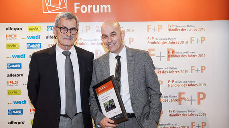Über den 3. Platz in der Katgeorie Meidum freuen sich Guido (links) und Oliver Stehle, Geschäftsführer von Fliesen Stehle.