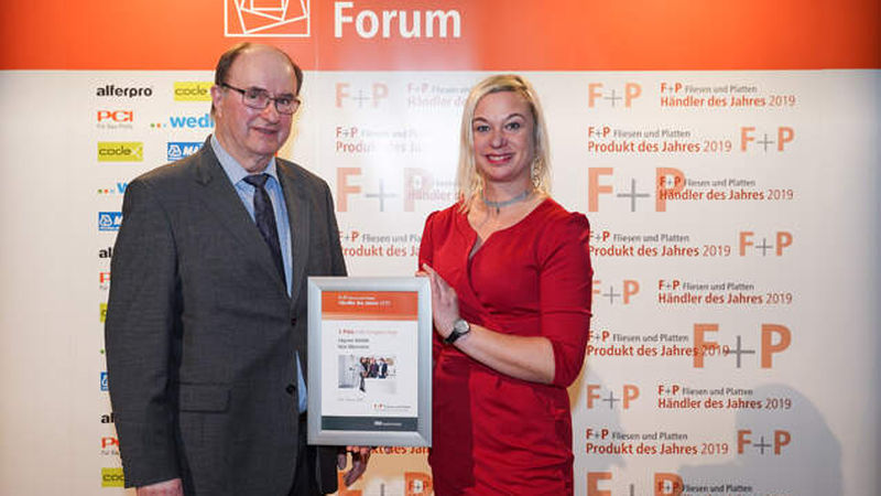 Auf dem 3. Platz der Kategorie Large landet die Leysser GmbH. Die Auszeichnung nehmen Werner Großardt (Key Account Fliesen) und Kerstin Schukat (Leitung Badstudio) entgegen.<br>