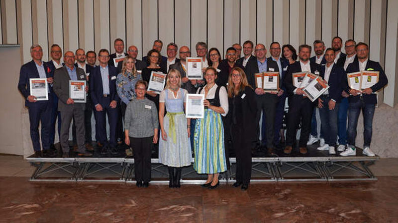 So viele Sieger: Das sind die Preisträger des „Produkt des Jahres 2019“ beim F+P Fliesen und Platten Forum in Köln. (Fotos: Henning Granitza)