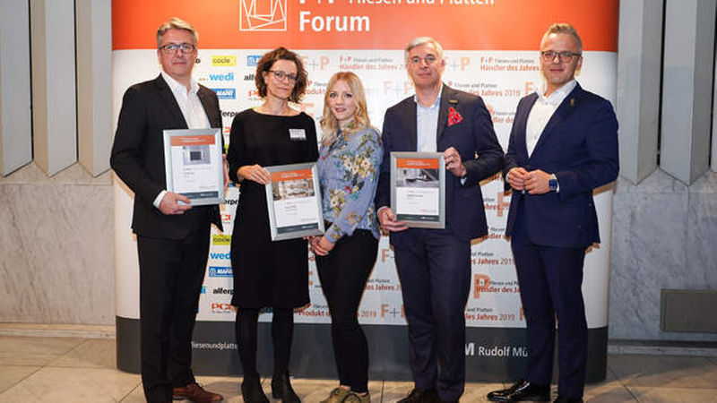 Hier sind alle Preisträger der Kategorie Fliesen: Thomas Seifert, Vertriebsleiter Deutschland/Österreich bei Wedi; Adelheid Bannach, Leitung Design/Produktentwicklung, und Anke Schaaf, Produktmanagerin Wohnkeramik bei Deutsche Steinzeug Cremer &amp; Breuer AG; Ströher-Geschäftsführer Patrick Schneider mit Marketingleiter René Skotarczyk  (von links)<br>