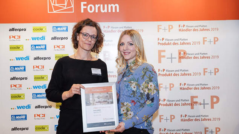 Agrob Buchtal hat mit der Serie „Kiano“ den ersten Platz in der Kategorie Fliesen abgeräumt. Die Urkunde nehmen Adelheid Bannach (Leitung Design/Produktentwicklung, links) und Anke Schaaf (Produktmanagerin Wohnkeramik) für die Deutsche Steinzeug Cremer &amp; Breuer AG entgegen.