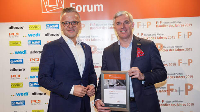 Gepadi auf dem 3. Platz in der Kategorie Fliesen – Ströher-Marketingleiter René Skotarczyk (links) und Geschäftsführer Patrick Schneider freuen sich. 